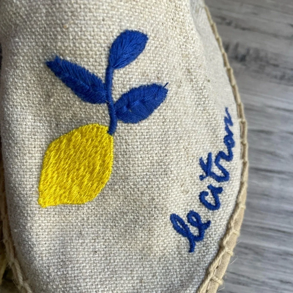 Soludos Limoncello Smoking Espadrille In Sand/Tan “Le Citron” Embroidery SZ 6